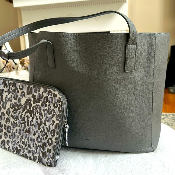 Tommy Bahama Handbags - Tommy Bahama large tote with matching zipper pouch!  Excellent condition!